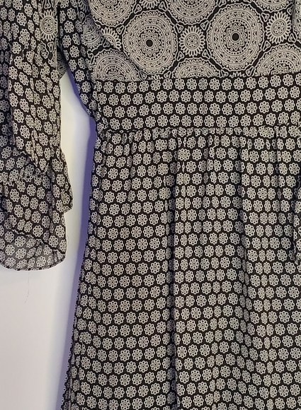 Betsy Johnson Size 11 Bl&Wh  scoop neck, banded tie-waist bell sleeve midi dress - Picture 9 of 11